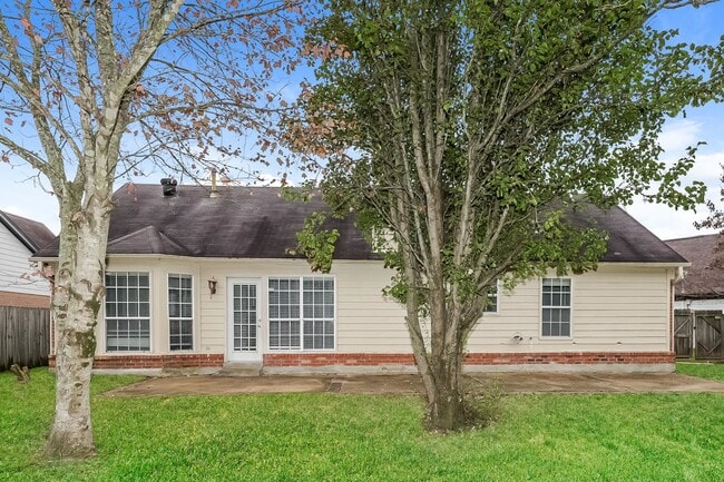 Building Photo - 7816 Lake Cross Dr E