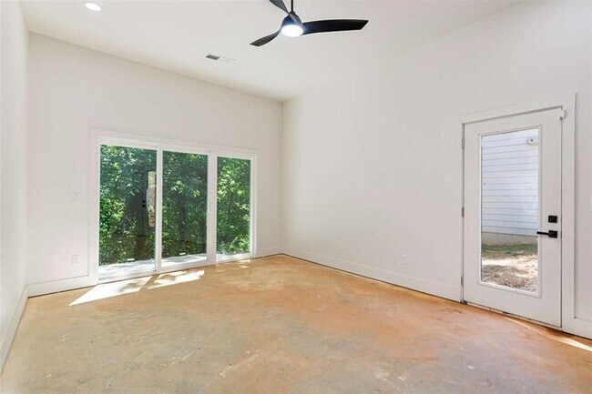 Building Photo - 977 Fleetwood Cir SW