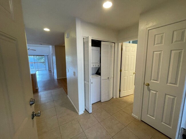 Building Photo - $1,600 2-3 Bedroom For Lease With Communit...