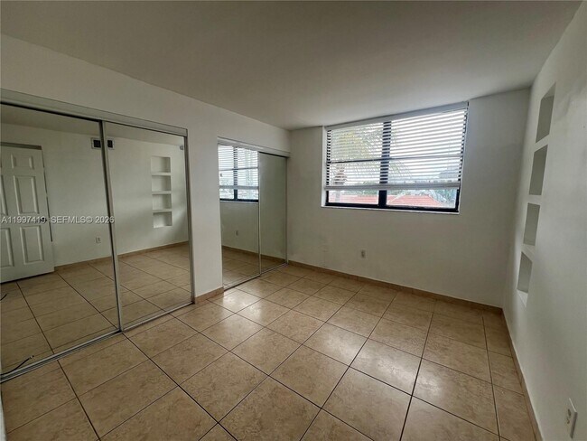 Building Photo - 7125 Bay Dr