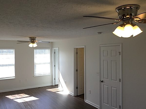 Building Photo - 10319 Fredricksburg Rd