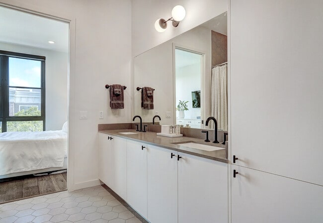 Building Photo - 800 Embassy Dr