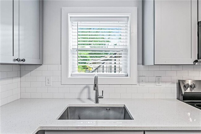 Building Photo - 425 Holderness St SW