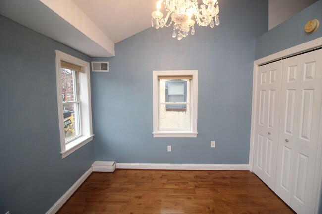 Building Photo - Exceptional Upper Fells 2bd/2ba End Rowhom...