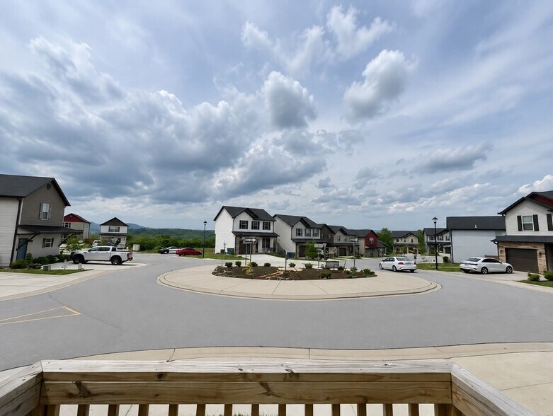 Building Photo - 351 Cardwell Ln