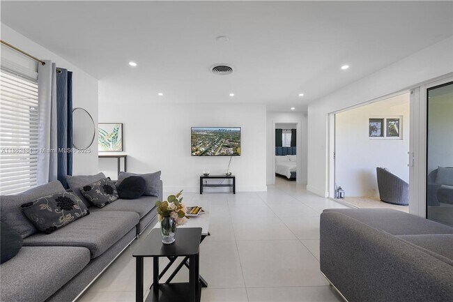 Building Photo - 1709 SW 5th Pl