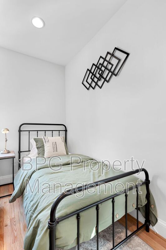 Building Photo - 1037 5th St NE