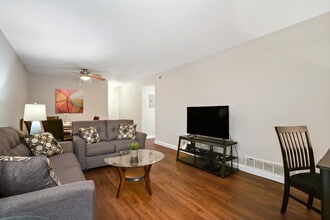 Building Photo - 1924-1969 Greenglen Dr