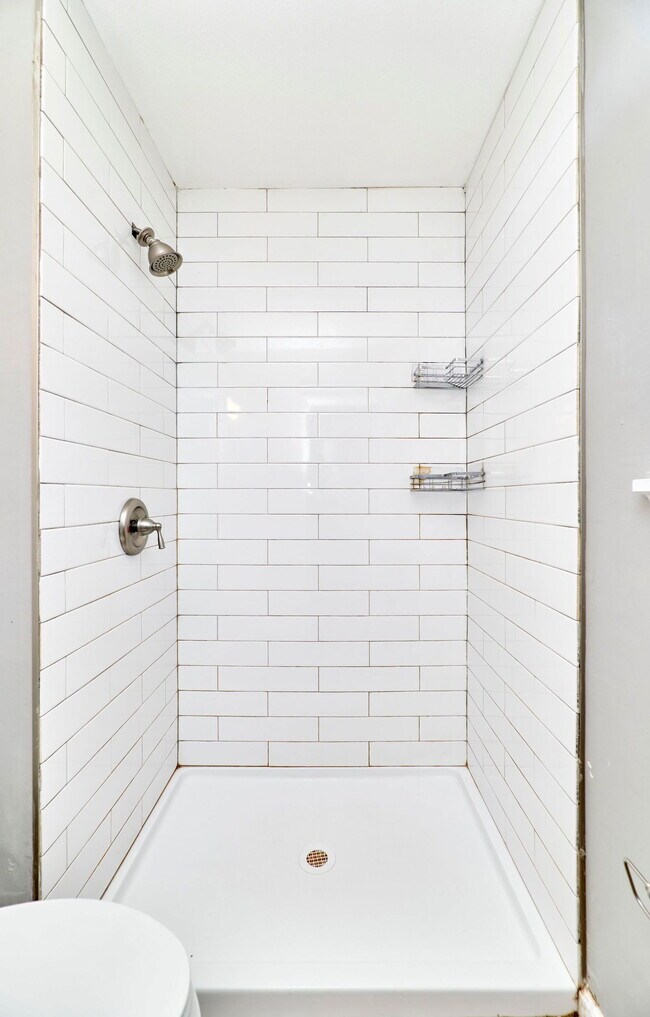 Building Photo - 2365 N Pointe Ln