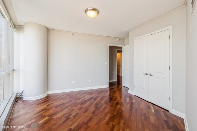 Building Photo - 420 E Waterside Dr