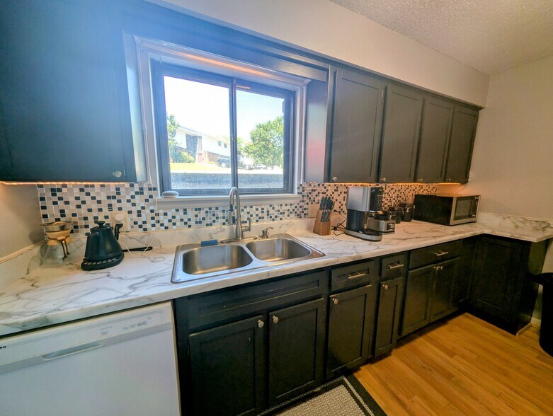 Kitchen - 42 Briarglen Pl
