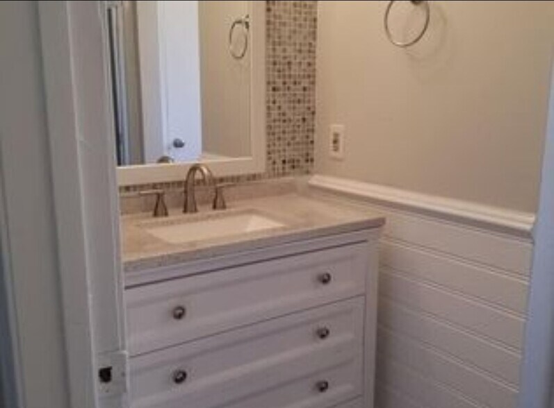 Building Photo - 900 Sumac Cir