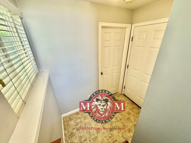 Building Photo - Great 2 Bd 2.5 Bath Townhome in Sandy