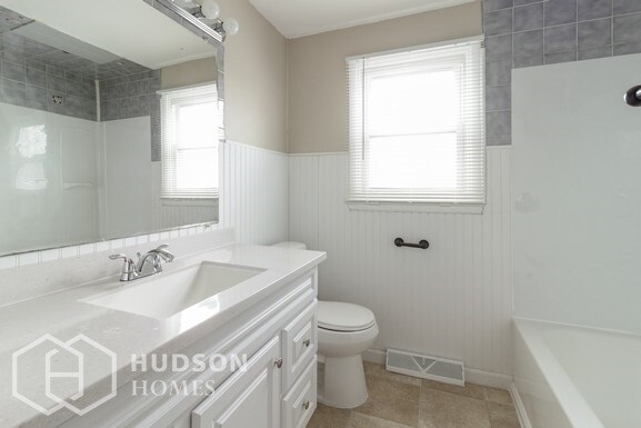 Building Photo - 113 Viking Pl