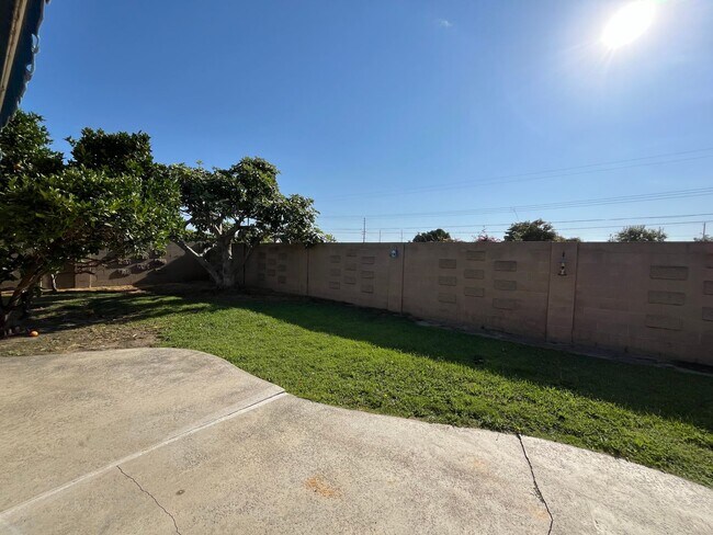 Building Photo - Lovely Home with 3 bedrooms, 2 bath plus o...