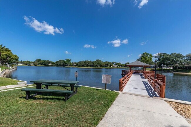 Building Photo - 10531 Meadow Hill Dr