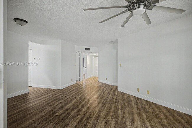 Building Photo - 15575 N Miami Lakeway