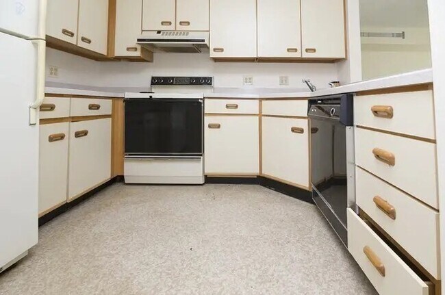 Building Photo - 50 S Common St