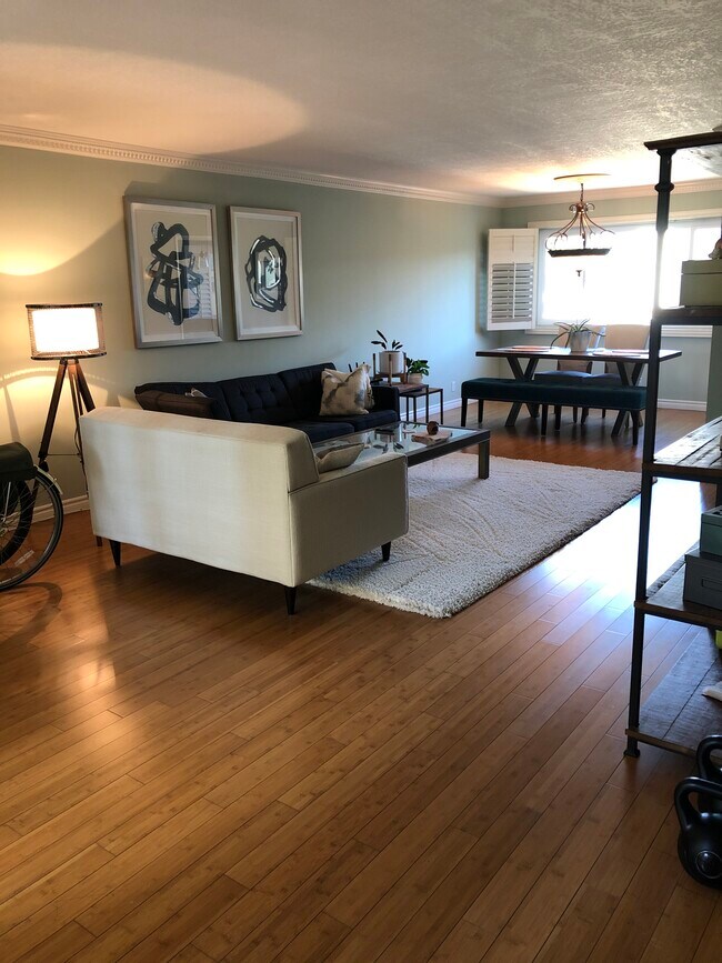 Building Photo - 2131 E 1st St