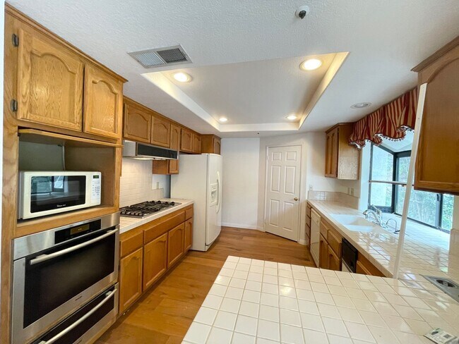Building Photo - Stunning West Hills Executive Home