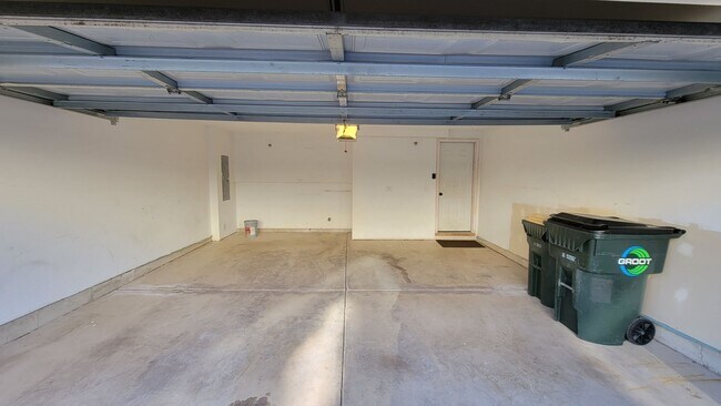 Building Photo - STUNNING LUXURY TOWNHOME 3 BEDROOM, 2 FULL...