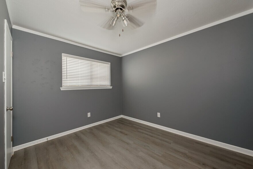 Building Photo - 3 Bed, 1.5 Bath Townhome in Bryan for August Move In!