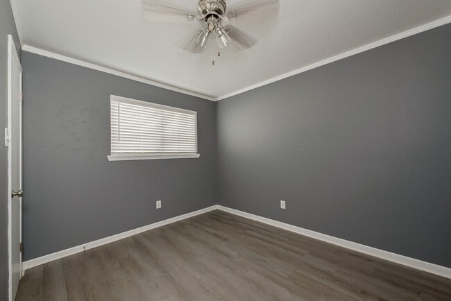 Building Photo - 3 Bed, 1.5 Bath Townhome in Bryan for August Move In!