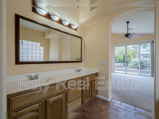 Building Photo - 4605 N Clear Creek Dr