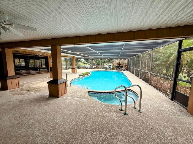 Building Photo - 465 SE Naranja Ave