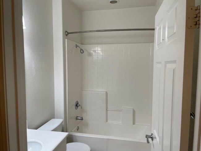 Building Photo - Luxurious 2 bed/ 2 bath townhouse in guard...