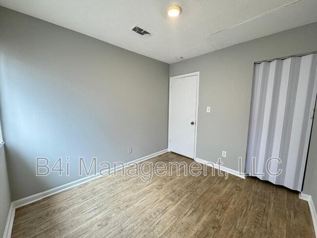 Building Photo - 918 Lakewood Ln