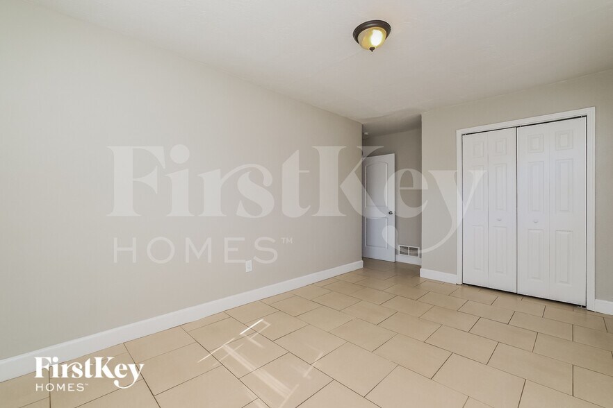 Building Photo - 10910 N 15th St