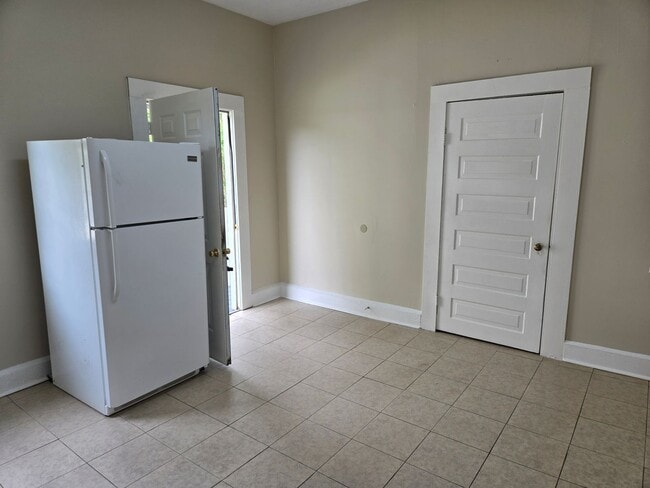 Building Photo - FOR RENT with a Riverview!