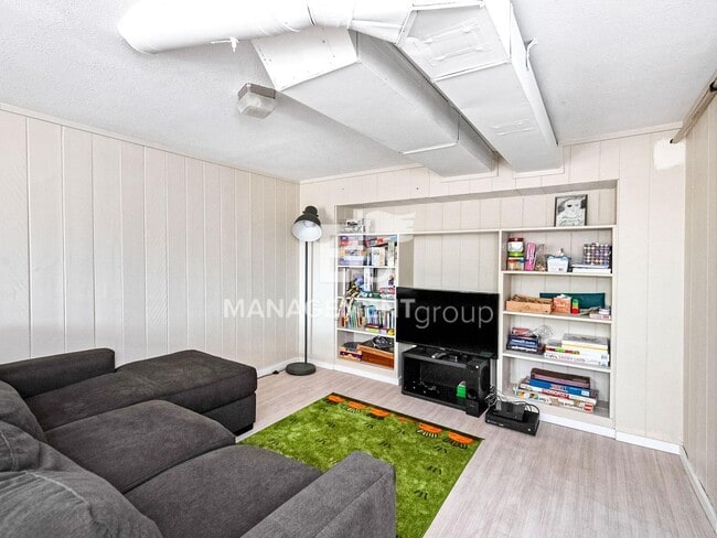 Building Photo - Light & Bright Modern Daylight Ranch Loaded with Updates! Walking Distance to Kennedy School!!!!