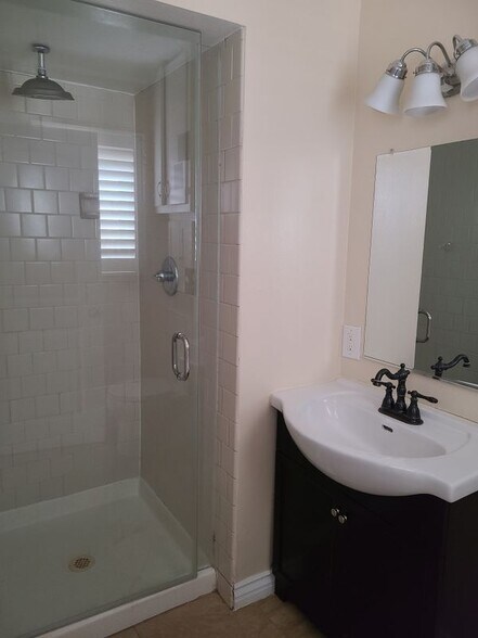 Building Photo - 15720 Rose Ln