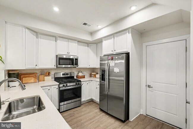 Building Photo - 17414 Southern Shrs Dr