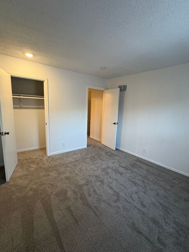 Building Photo - Renovated 2 bedroom duplex ready for move-in!