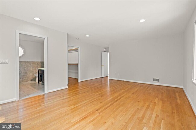 Building Photo - 7504 Radnor Rd