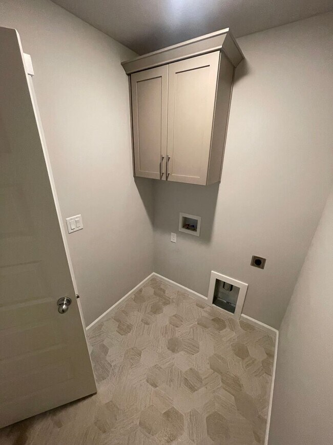 Building Photo - ** MOVE IN SPECIAL!** Must See in NE Albany!