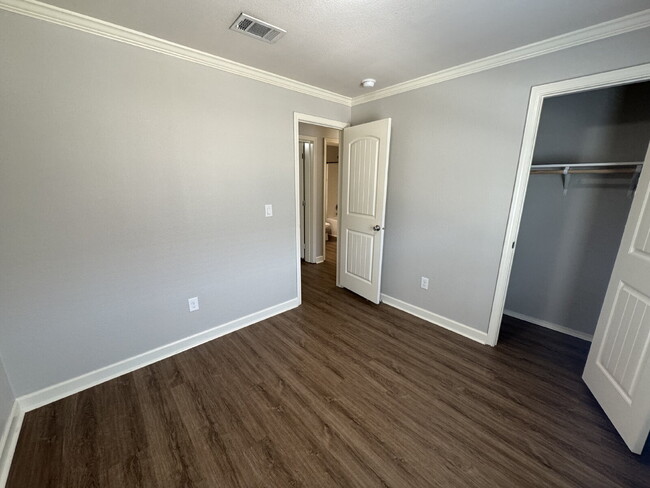 Building Photo - Three bed two bath in Fischer close to Can...