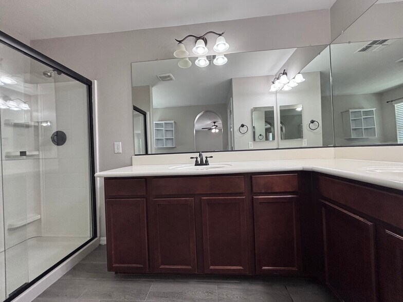 Building Photo - 947 S Utilis Dr