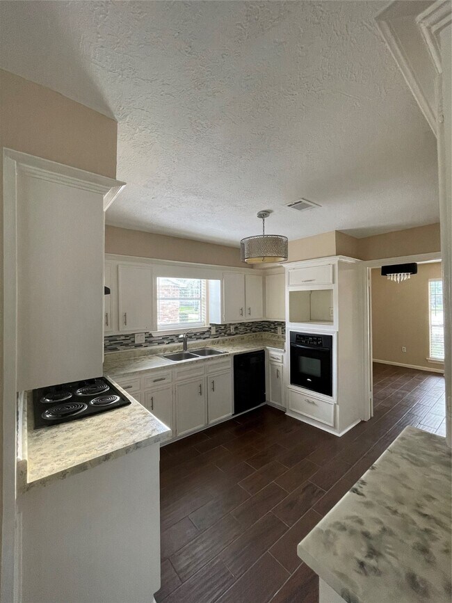 Building Photo - 4527 Geneva Dr