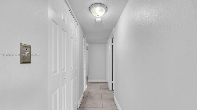 Building Photo - 1825 W 56th St