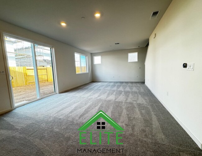 Building Photo - Beautiful 4 Bedroom, 3 Full Bath Two Story One year Old Home