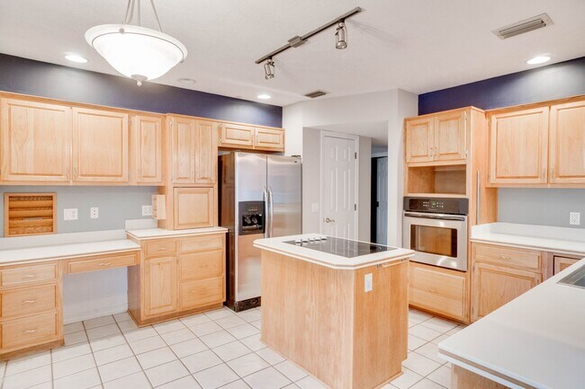 Building Photo - FOR RENT!!! STUNNING AND SPACIOUS SINGLE FAMILY HOME WITH LAKE VIEW...