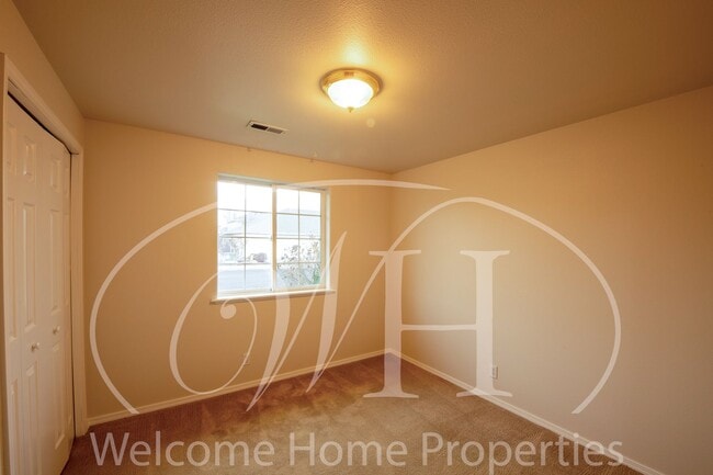 Building Photo - 337 NE Kingwood Pl
