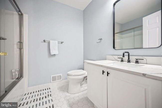 Building Photo - 204 Camelot Ct
