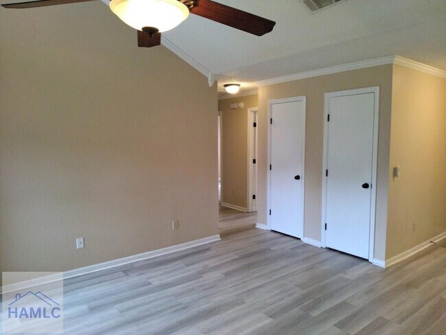 Building Photo - 905 King Air Ct