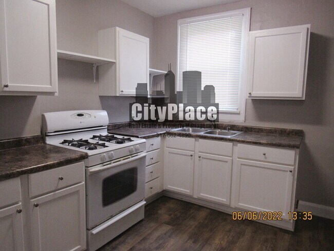 Building Photo - *Move in Special* 925 N Gladstone Ave. Ind...