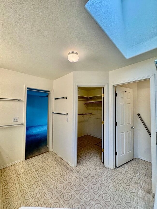 Building Photo - Spacious 3 Bed + Office | 3 Bath | 3-Car G...